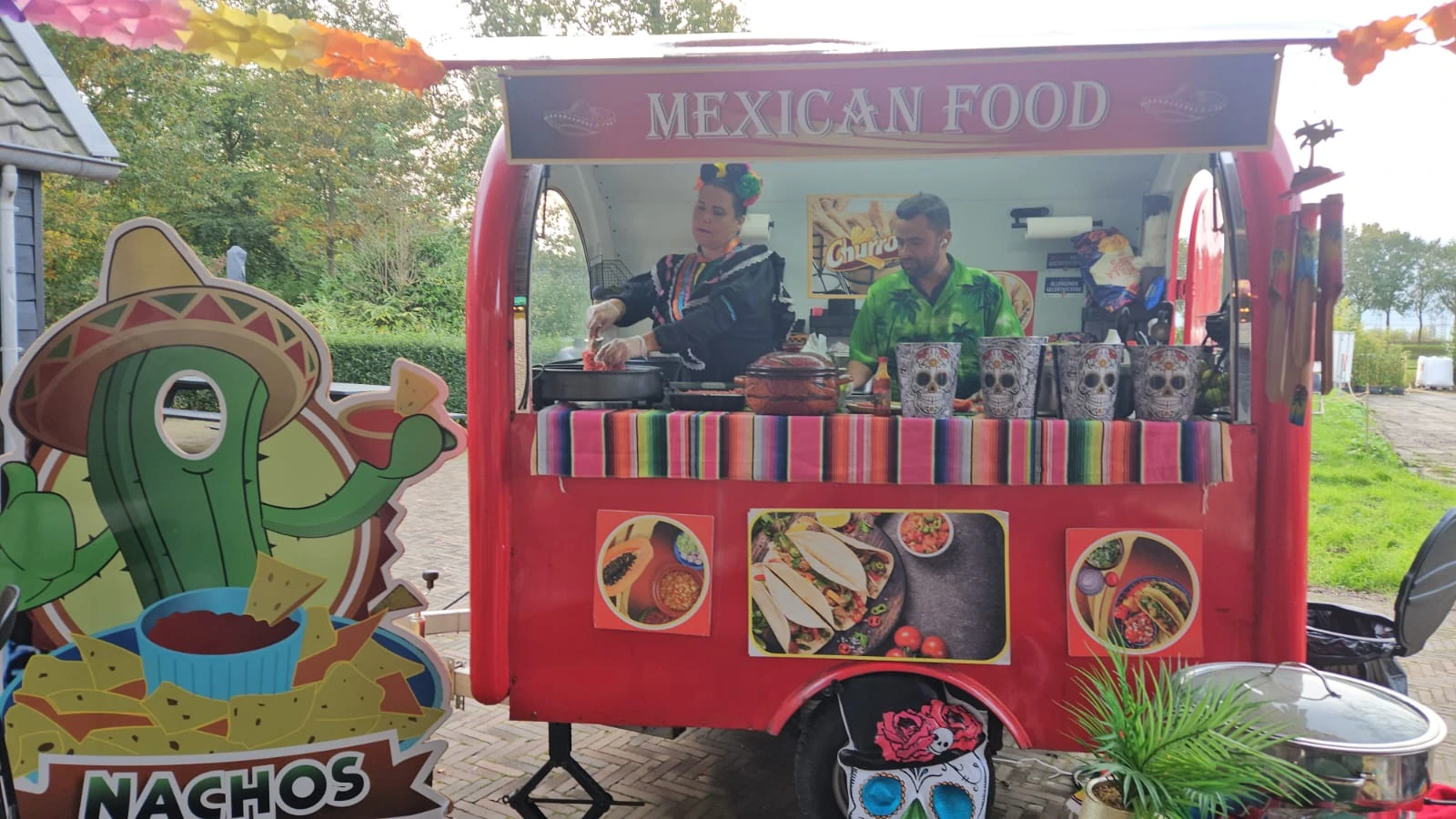 De uitgiftezijde van onze rode foodtruck