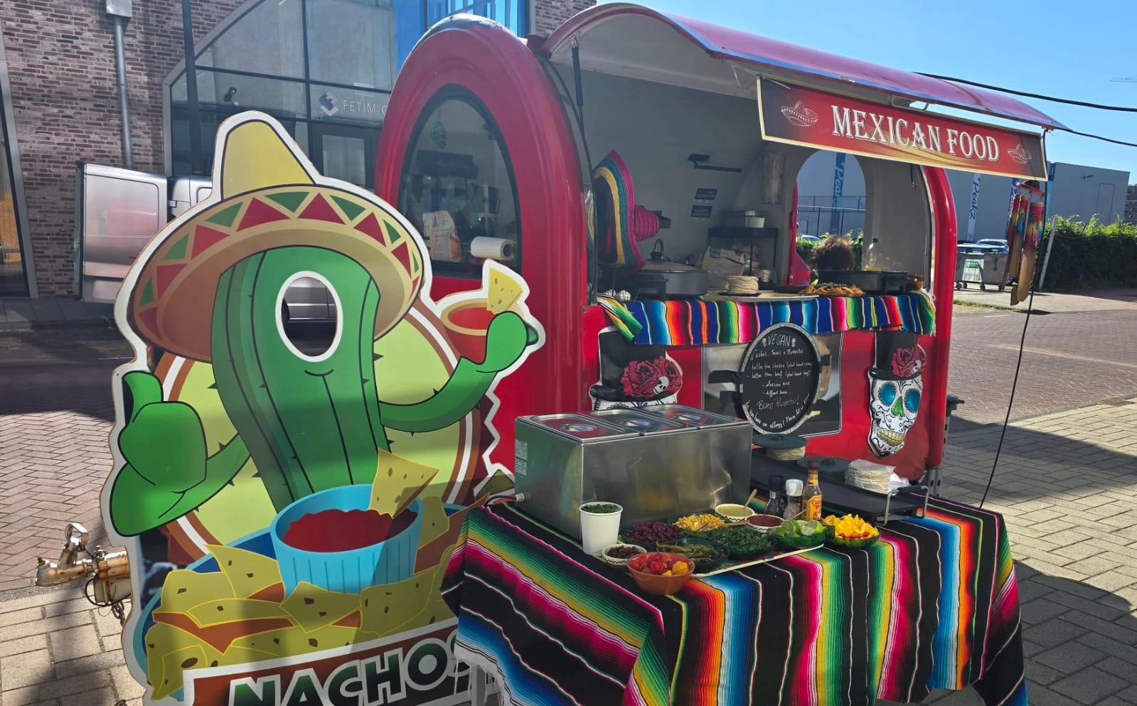 Onze rode foodtruck op locatie, met Mexicaanse aankleding